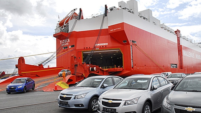 Overseas vehicle export shipping from the UK to Qatar using container and RoRo freight services